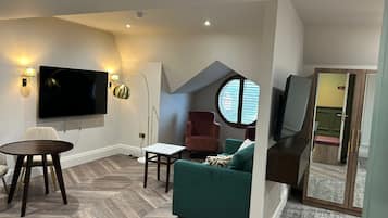 Junior Suite | Egyptian cotton sheets, premium bedding, minibar, desk