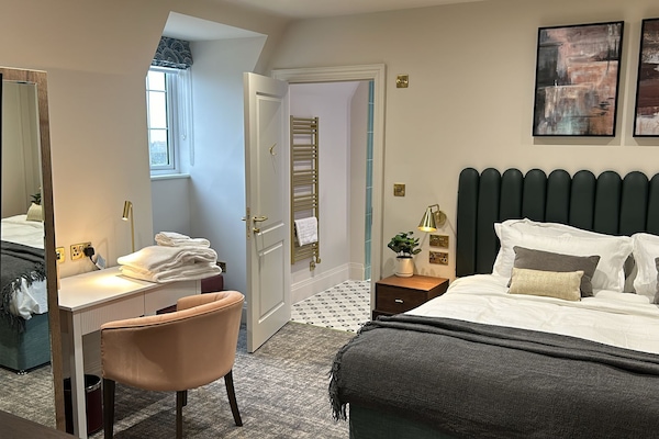 1 bedroom, Egyptian cotton sheets, premium bedding, minibar