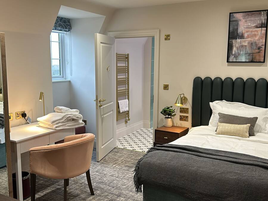 Egyptian cotton sheets, premium bedding, minibar, desk