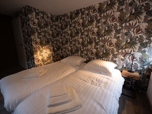 5 habitaciones, tabla de planchar con plancha, wifi y ropa de cama 