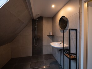 Douche, sĂšche-cheveux, serviettes fournies, savon