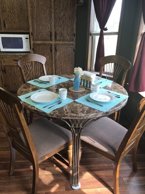 Dining - Delightful family home - year round - ADA friendly

 (Cape Vincent)