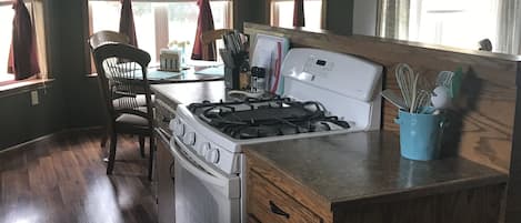 冰箱、微波炉、烤箱、炉灶