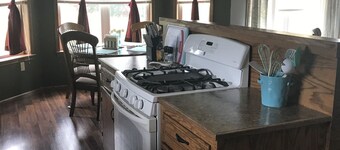 Rose Cottage family home - year round - ADA friendly