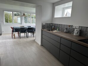 Fridge, microwave, oven, stovetop - Pied à Terre Portsallais (Ploudalmézeau)