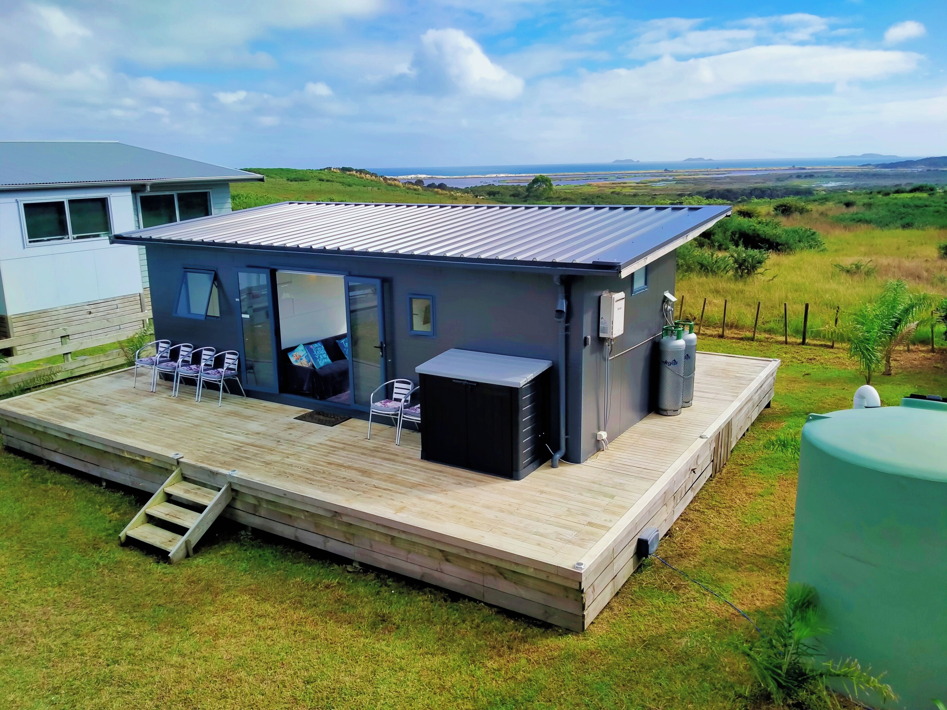 Seascape Peninsula Bach with panoramic harbour views.