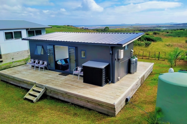 Seascape Peninsula Bach with panoramic harbour views.
