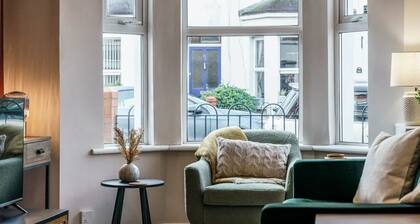 Belmont Bolthole 2 Bed Bars and Eateries Abound - Pass the Keys