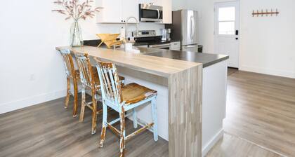 Newly-remodeled cozy condo, downtown Manhattan, MT!