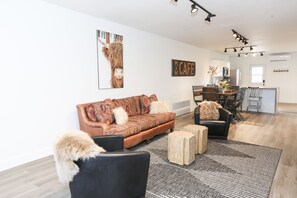 Smart TV - Newly-remodeled cozy condo, downtown Manhattan, MT! (Manhattan)