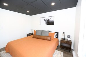 2 bedrooms, in-room safe, WiFi, bed sheets - Newly-remodeled cozy condo, downtown Manhattan, MT! (Manhattan)