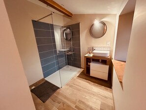 Dusj, hårføner, såpe og toalettpapir