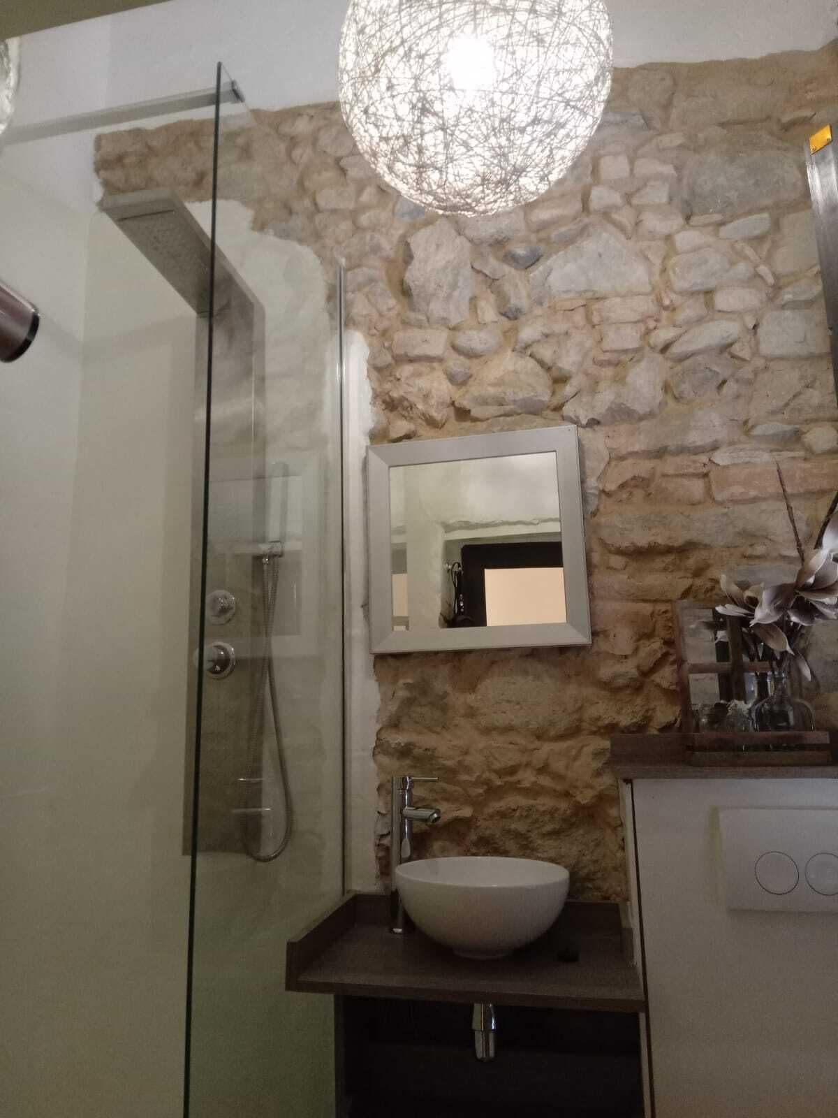 Ducha, secador de pelo, toallas, jabón