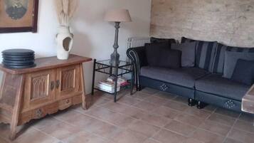 Caminetto, tavolo da calcetto, tavolo da ping pong, libri