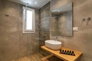Een douche, een haardroger, handdoeken, zeep