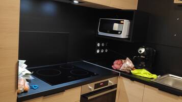 Frigorifero, microonde, forno, piano cottura