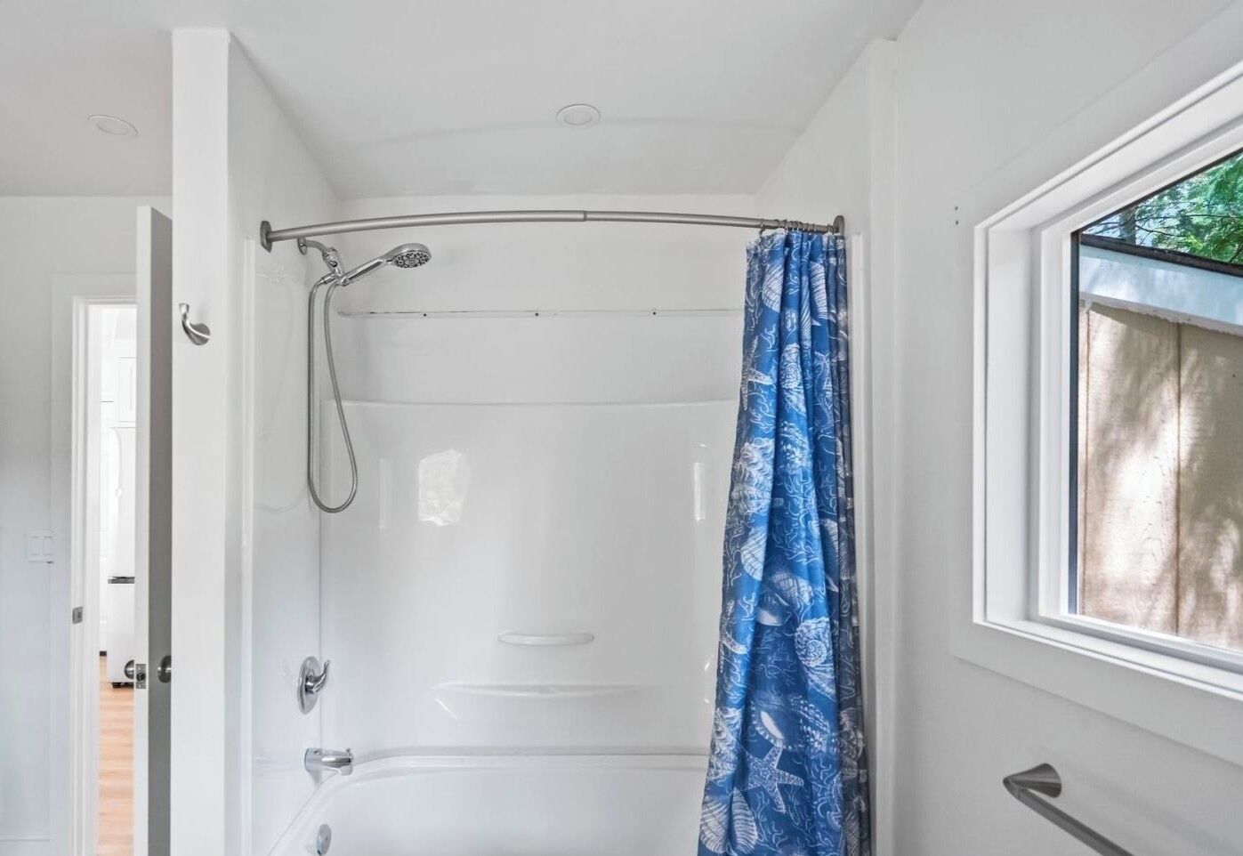 Sèche-cheveux, serviettes fournies, savon, papier toilette