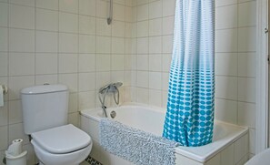 Ducha, secador de pelo, toallas, jabón