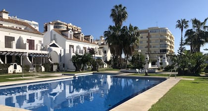 Cereza-Spacious beach-side townhouse 2 minutes from the sandy beach Fuengirola