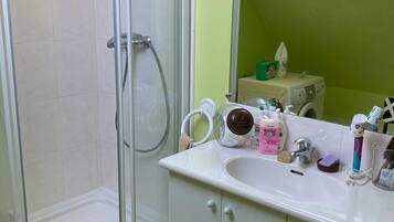 Een douche, een haardroger, handdoeken, zeep