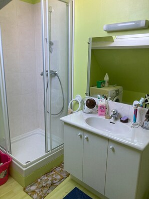 Douche, sèche-cheveux, serviettes fournies, savon