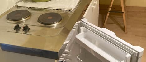 Refrigerador, microondas, cafetera y tetera y utensilios de cocina