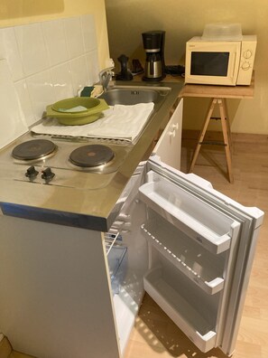 Réfrigérateur, micro-ondes, cafetière/bouilloire