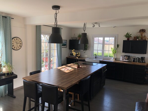 Private kitchen - 4 Bedroom Private vacation home in Laudun-l'Ardoise (Laudun-l'Ardoise)