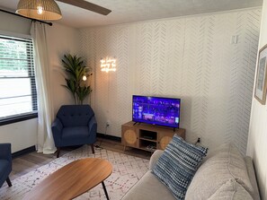 Smart TV, DVD player - The Eclectic 1/2 mi from the square (Covington)