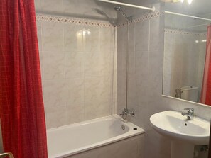 Hårtørrer, bidet, håndklæder