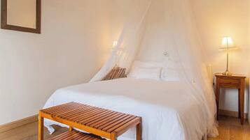 6 bedrooms, WiFi, bed sheets