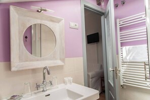 Douche, articles de toilette écologiques, serviettes fournies