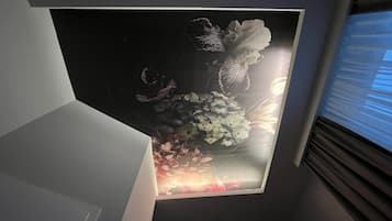 Quarto solteiro básico | Escrivaninha, espaço de trabalho para notebook, quartos à prova de som