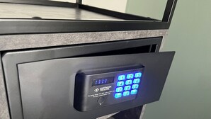 A digital keypad lock on a cabinet. - Hotel Elsen (Grevenbroich)