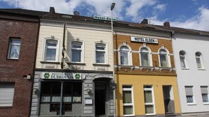 A row of buildings including a restaurant named 'RESTAURANT DUBROVNIK' and a hotel named 'HOTEL ELSEN'. - Hotel Elsen (Grevenbroich)