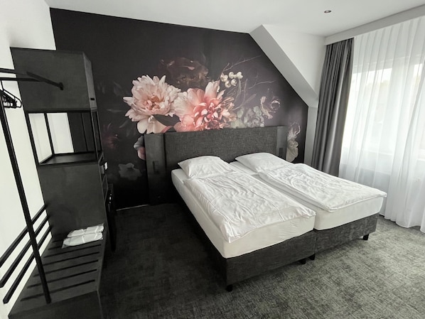 Basic Double or Twin Room | Desk, laptop workspace, soundproofing, free WiFi - Hotel Elsen (Grevenbroich)