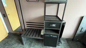 A compact hotel room with a bed, a small desk, a wardrobe, and a trash bin. - Hotel Elsen (Grevenbroich)