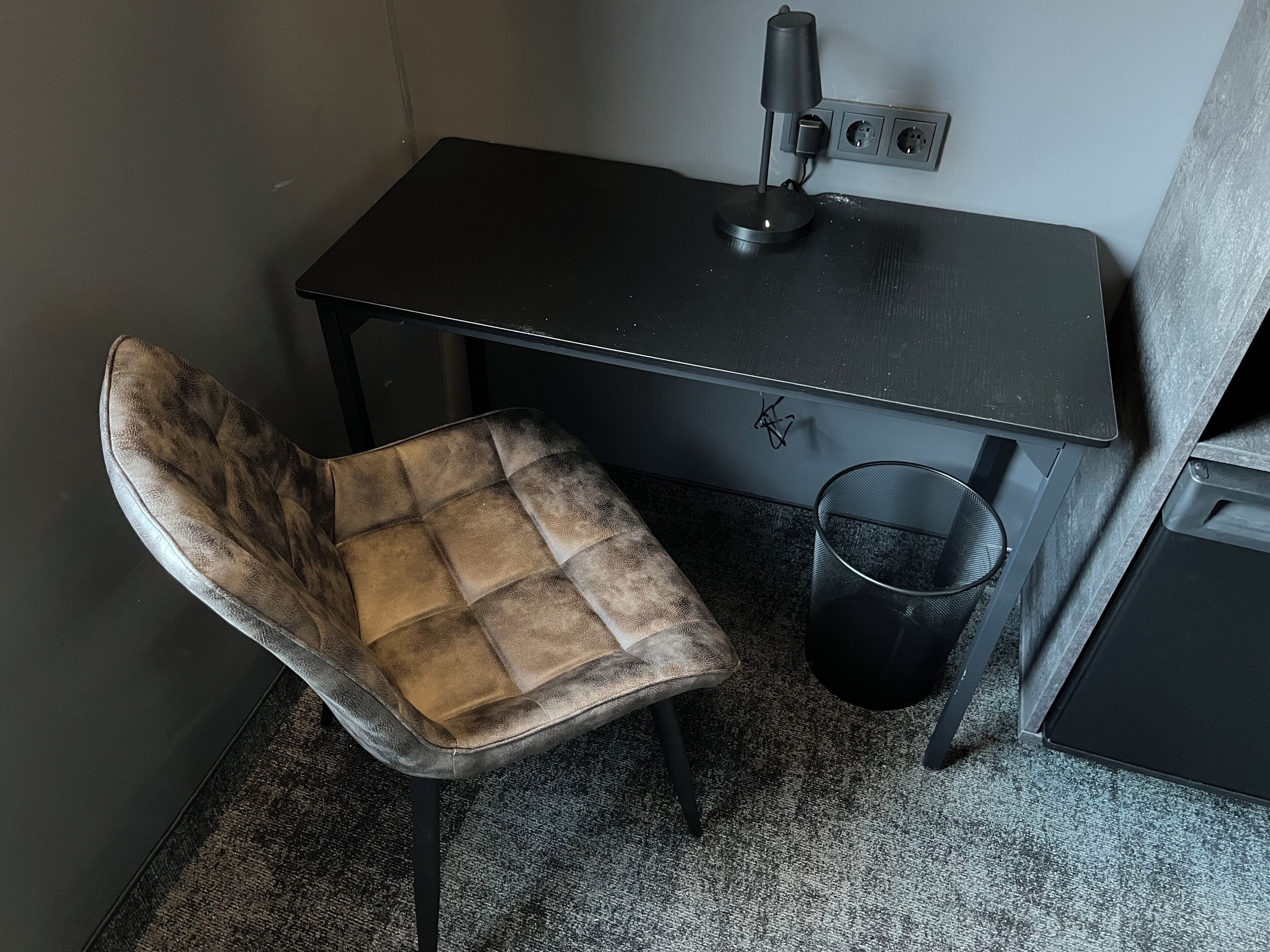 Desk, laptop workspace, soundproofing, free WiFi