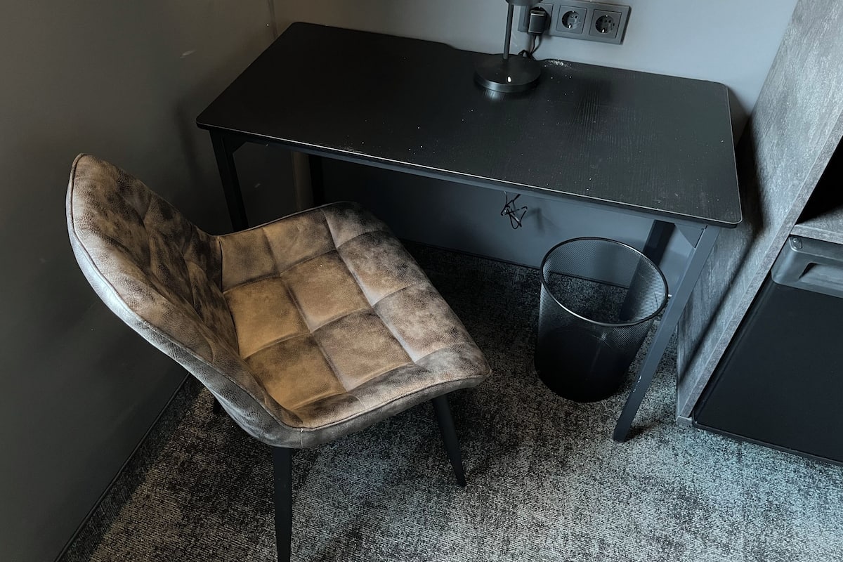 Desk, laptop workspace, soundproofing, free WiFi