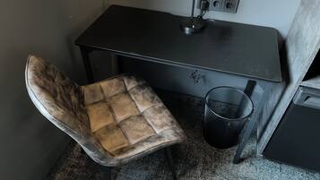 ์ฑ
์, ๋
ธํธ๋ถ ์์
๊ณต๊ฐ, ๋ฐฉ์ ์ค๋น, ๋ฌด๋ฃ WiFi