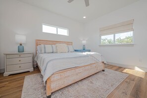 3 bedrooms, desk, iron/ironing board, free WiFi