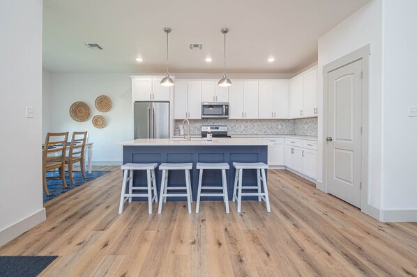 冷蔵庫、電子レンジ、オーブン、コンロ