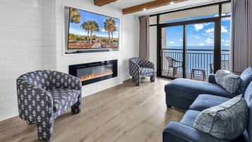 Een televisie en een open haard