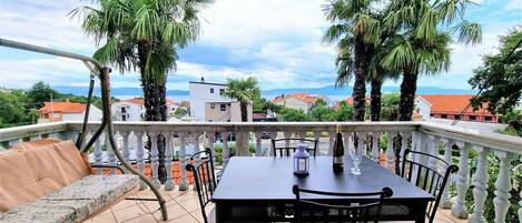 تناول الطعام بالخارج