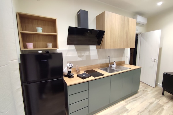 Een koelkast, een microgolfoven, een oven, een kookplaat