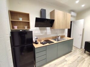 Réfrigérateur, micro-ondes, four, plaque de cuisson