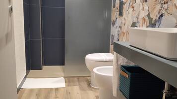 Doccia, asciugacapelli, bidet, asciugamani