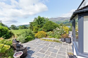Terrace/patio - Mole's Cottage, beautiful cottage overlooking Coniston Water (Coniston)