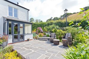 Terrace/patio - Mole's Cottage, beautiful cottage overlooking Coniston Water (Coniston)