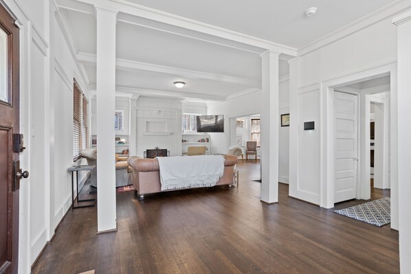 Smart TV - Cozy Cottage in B'ham - 4bd 3ba - 2 Miles to downtown, near Avondale, Homewood (Birmingham)